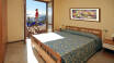 Det er muligt at opgradere til et værelse med egen balkon og en suveræn udsigt over Gardasøen.