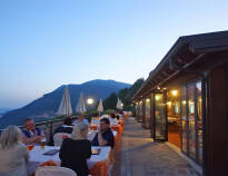 Hotellet har egen restaurant og bar, samt en hyggelig pizzaria-restaurant ved poolen. Nyd udsigten fra terrassen.