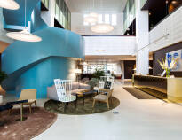 Her bor I på et elegant og komfortabelt hotel med en hyggelig lobby.