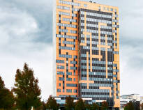 Bygningen er Lunds højeste, og ændrer farve alt efter hvordan sollyset falder.