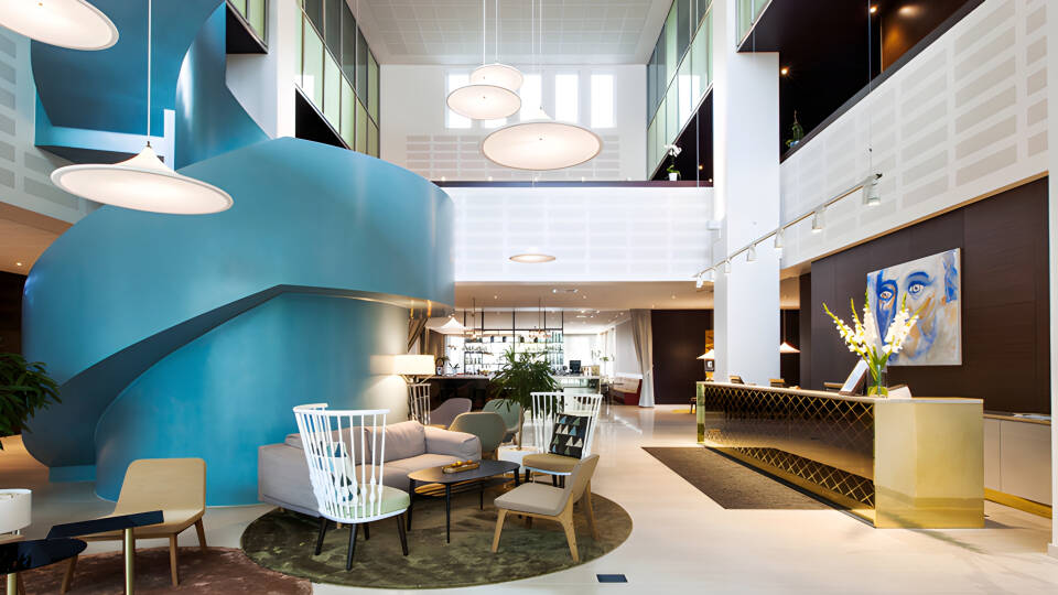 Her bor dere på et elegant og komfortabelt hotell med en hyggelig lobby.
