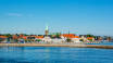 Nehmen Sie die Fähre in die dänische Stadt Helsingör und machen Sie einen Spaziergang durch die malerischen Gassen und den schönen Hafen.