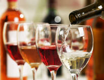 Tag på udflugt til Frillestads vingård og smag på gårdens forskellige vine.