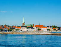 Ta fergen til den danske byen Helsingør, og ta en spasertur langs de idylliske smugene og den vakre havnen.