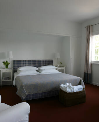 Genießen Sie das 4-Sterne-Komfort-Niveau in einem der schönen und hellen Zimmer des Hotels.