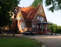 Das 4-Sterne-Hotel liegt etwa 50 km östlich von Hamburg, umgeben von Wiesen, Wäldern und Seen.