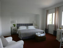 Nyd et 4-stjernet komfortniveau på et af hotellets flotte og lyse værelser