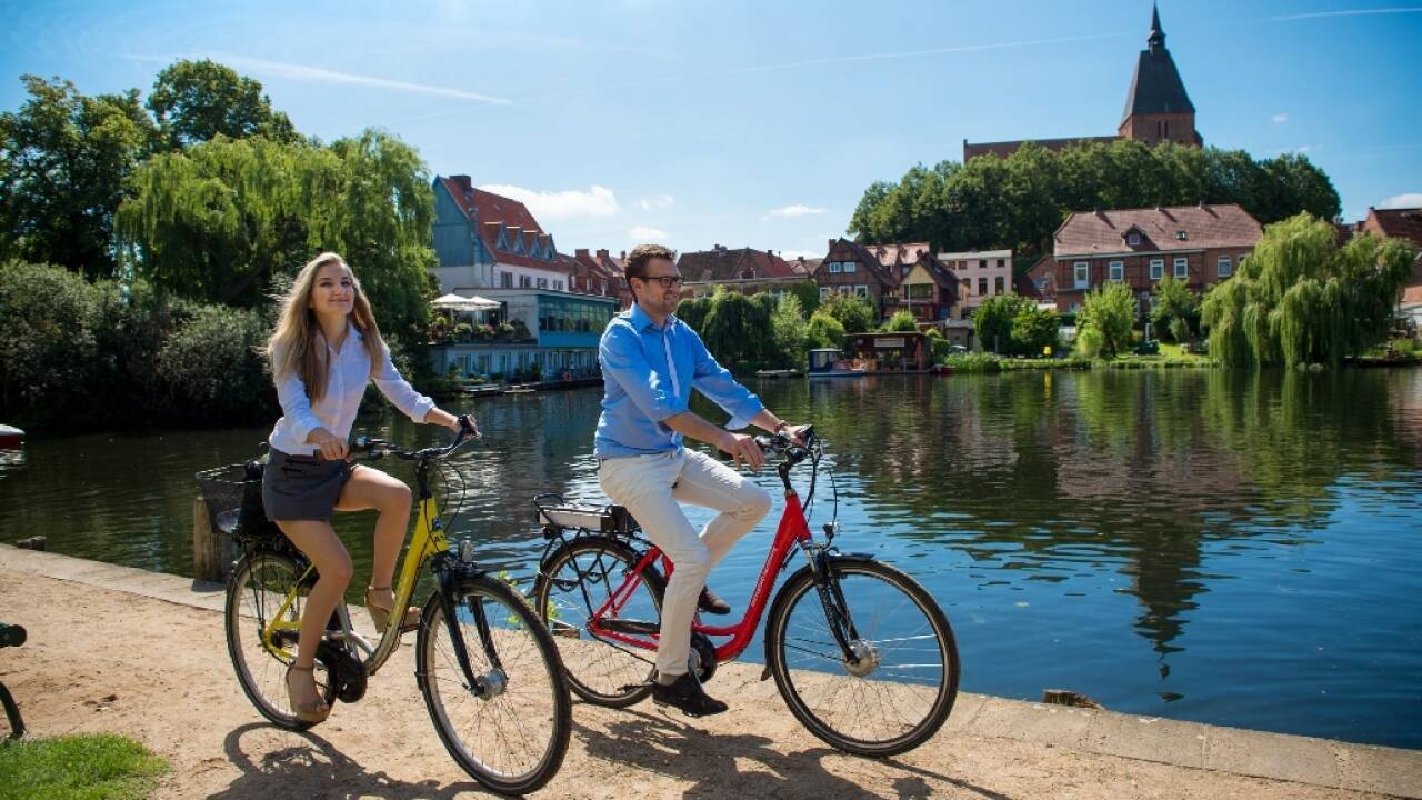 På hotellet kan I leje cykler til at udforske området med de små søer og hyggelige byer.