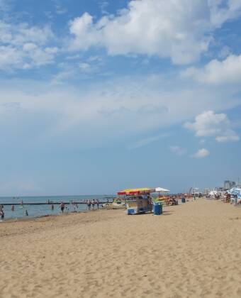Das Hotel liegt nur eine Minute zu Fuß von einem wunderschönen Sandstrand entfernt, mit einem privaten Bereich, der für Gäste reserviert ist, einschließlich Sonnenliegen und Sonnenschirmen.