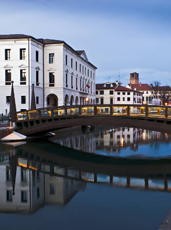 Besök den gömda pärlan, Treviso, som är en vacker och autentisk stad, men som ofta kommer i skugga av Venedig.