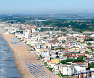 Hotel Panorama ligger centralt og blot nogle få skridt fra havet langs Jesolo’s vigtigste gade.