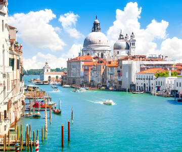 Hotellet ligger endast 45 kilometer från Venedig som enkelt kan nås från hamnen i Treporti-området.