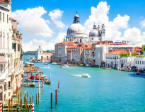 Hotellet ligger endast 45 kilometer från Venedig som enkelt kan nås från hamnen i Treporti-området.