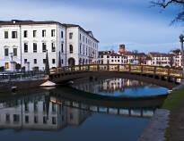 Besök den gömda pärlan, Treviso, som är en vacker och autentisk stad, men som ofta kommer i skugga av Venedig.