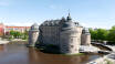 Gå inte miste om att besöka stadens stora landmärke, nämligen det medeltida Örebro Slott.