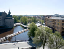 Das Hotel liegt zentral und wunderschön neben Svartån und dem Schloss Örebro.