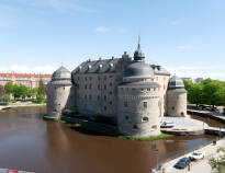 Versäumen Sie nicht, das wichtigste Wahrzeichen der Stadt zu besuchen, nämlich das mittelalterliche Schloss Örebro.