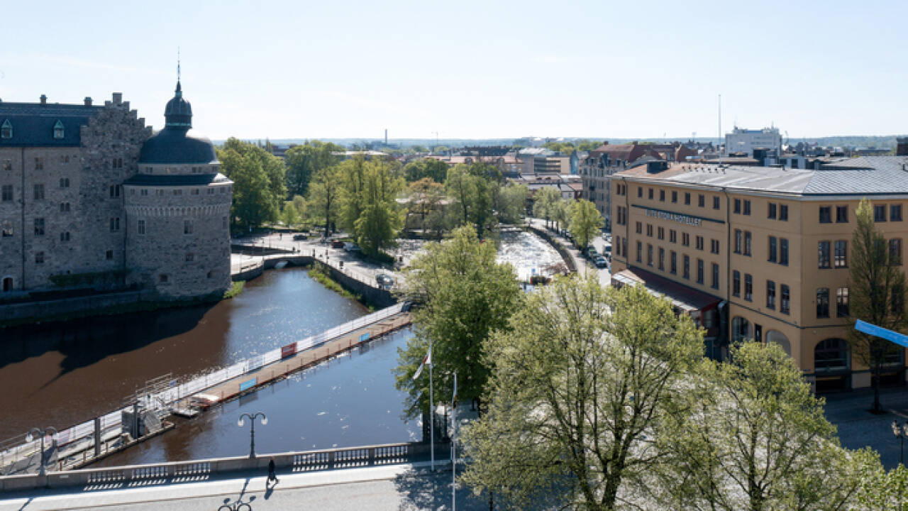 Hotellet er både centralt og smukt beliggende ved siden af Svartån og Örebro Slot.