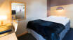 Sov godt og føl dig hjemme i hotellets moderne og komfortable værelser.