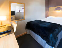 Sov godt og føl dig hjemme i hotellets moderne og komfortable værelser.