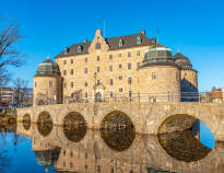 Besøk og utforsk byens viktigste landemerke, Örebro slott, som ligger midt i sentrum av byen.