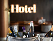 Mellom shopping og sightseeing kan du slå deg ned i hotellets populære vinbar.