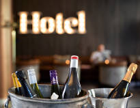 Mellem shopping og sightseeing kan du slå dig ned i hotellets populære vinbar.