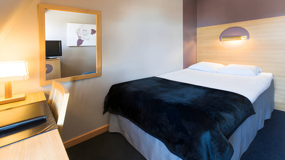 Sov godt og føl deg som hjemme på hotellets moderne og komfortable rom.