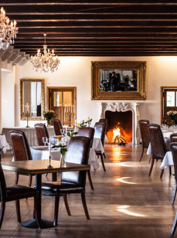 Restauranten på Skrøbelev Gods er vakkert innredet, og det er alltid en elegant, herregårdsaktig atmosfære i Riddersalen.