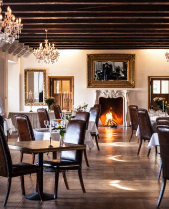 Das Restaurant im Skrøbelev Gods ist wunderschön eingerichtet, und im Riddersalen (Rittersaal) herrscht stets eine elegante, herrschaftliche Atmosphäre.