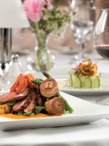 Das Hotel serviert köstliche und schmackhafte Abendessen, mit der Option, für ein komplettes Gourmet-Menü mit fünf Gängen zu upgraden.