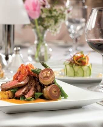 Der serveres dejlig og meget smagfuldt aftens mad på Skrøbelev Gods med mulighed for at opgradere helt op til 5 retter gastronomisk menu på hotellet.