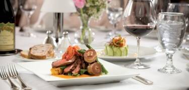 Der serveres dejlig og meget smagfuldt aftens mad på Skrøbelev Gods med mulighed for at opgradere helt op til 5 retter gastronomisk menu på hotellet.