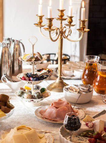 Frokosten på Skrøbelev Gods er alltid en fornøyelse, med hjemmelagde spesialiteter, fersk frukt og et stort utvalg av kvalitetsingredienser.