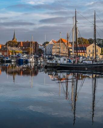 Langeland er fullt av spennende ting å se og gjøre. Besøk attraksjoner som Tranekær slott, Langelandsfortet, de ville hestene, Dovns Klint, Ristinge strand og mye mer.