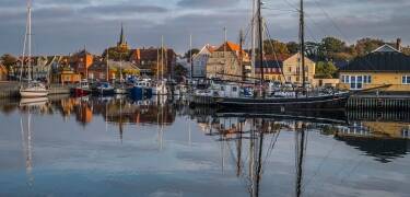 Langeland har et utal af spændende muligheder. Oplev feks. Tranekær Slot, Langelandsfortet, de vilde heste, Dovns Klint, Ristige Strand og meget mere.