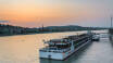 Seil en tur på Europas nest lengste elv Donau, som ligger knappe 3 kilometer fra hotellet.