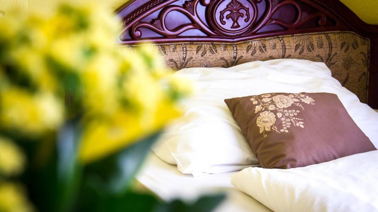 Hotellets hyggelige værelser er komfortabelt indrettet og danner ramme for en god nats søvn.