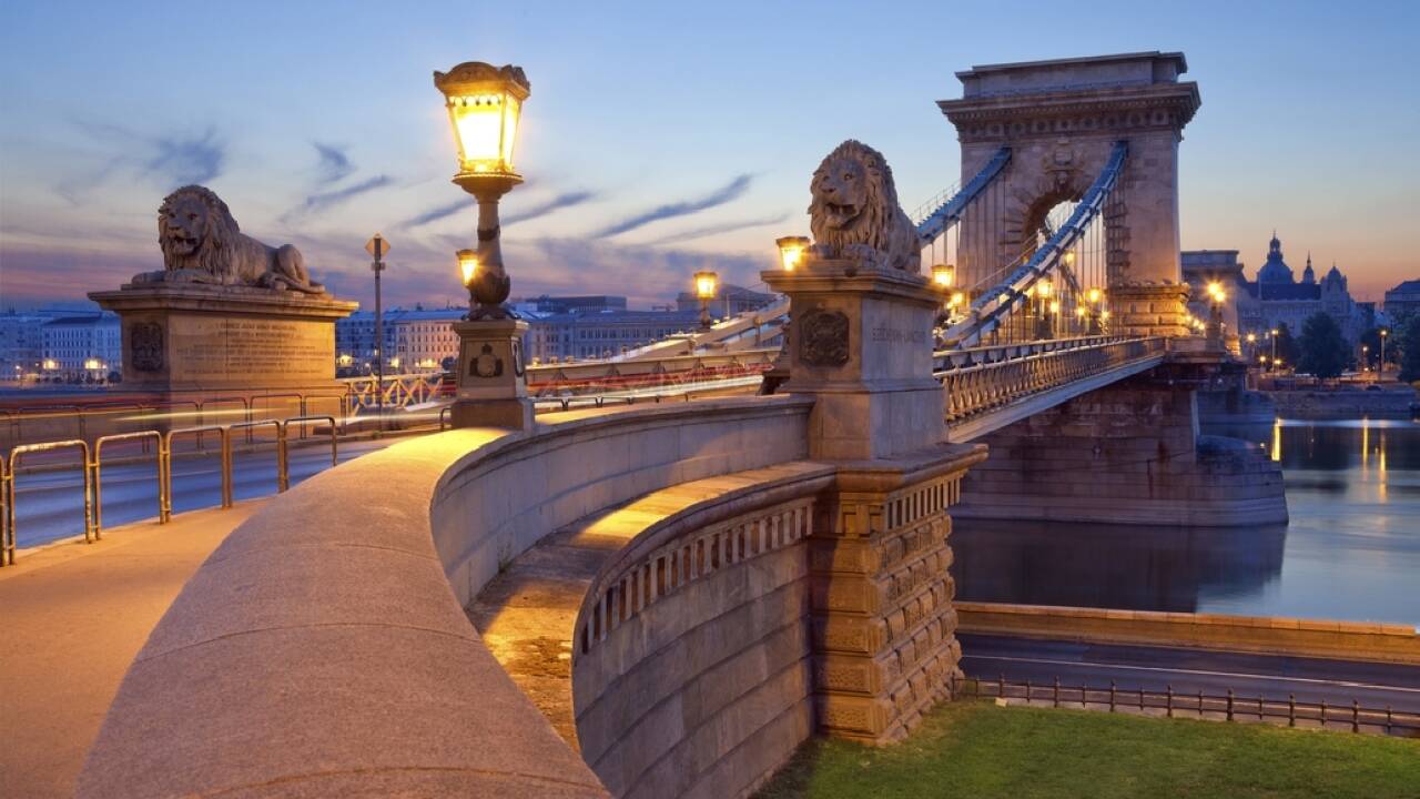 Die berühmte Kettenbrücke in Budapest ist eines der Wahrzeichen der Stadt und eine beliebte Attraktion.