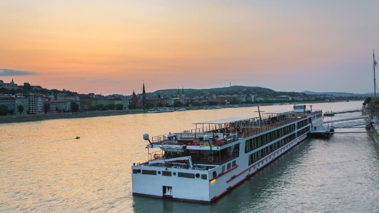 Machen Sie eine Bootsfahrt auf Europas zweitlängster Fluss, der Donau, der nur 3 km vom Hotel entfernt ist.