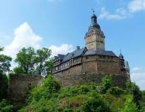 Die ganze Gegend um das beeindruckende Schloss Falkenstein ist Naturschutzgebiet und eine großartige Wandergegend.