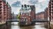 Die Speicherstadt beherbergte einst Hamburgs Lagerhallen und ist heute so gemütlich, dass sie heute mit den vielen Eisenbrücken und der historischen Umgebung einen Besuch wert ist.