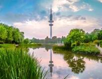 Hamburg ist eine Großstadt mit grünen Oasen wie dem Botanischen Garten, wo Sie einen ruhigen Moment und den Blick auf den Fernsehturm genießen können.