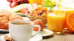 Hver morgen får du en god start på dagen,  med frokost og fersk morgenkaffe.