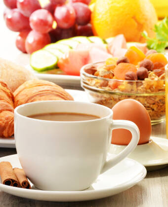 Jeden Morgen sind Sie nach dem wunderbaren Frühstücksbüfett und frischem Kaffee perfekt für den Tag gerüstet.
