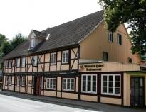 Det nyrenoverade Altstadthotel Ilsenburg ligger i den mysiga staden Ilsenburg vis nationalparken i Harzen.