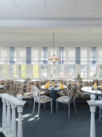 Prova säsongens specialiteter i den mysiga restaurangen.