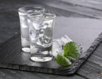 Probieren Sie eine der 50 verschiedenen Wodka-Sorten in der Vodkabar des Hauses.