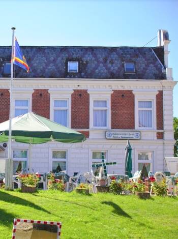 Hotel Holsteinisches Haus is located down by the canal.