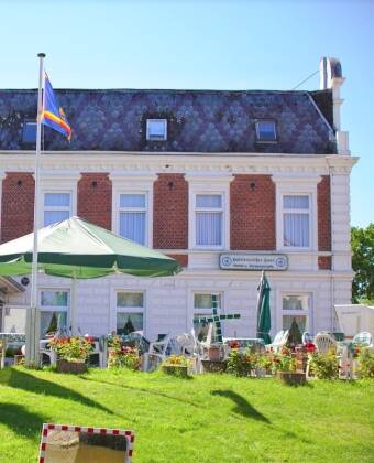 Hotel Holsteinisches Haus ligger ned til kanalen.